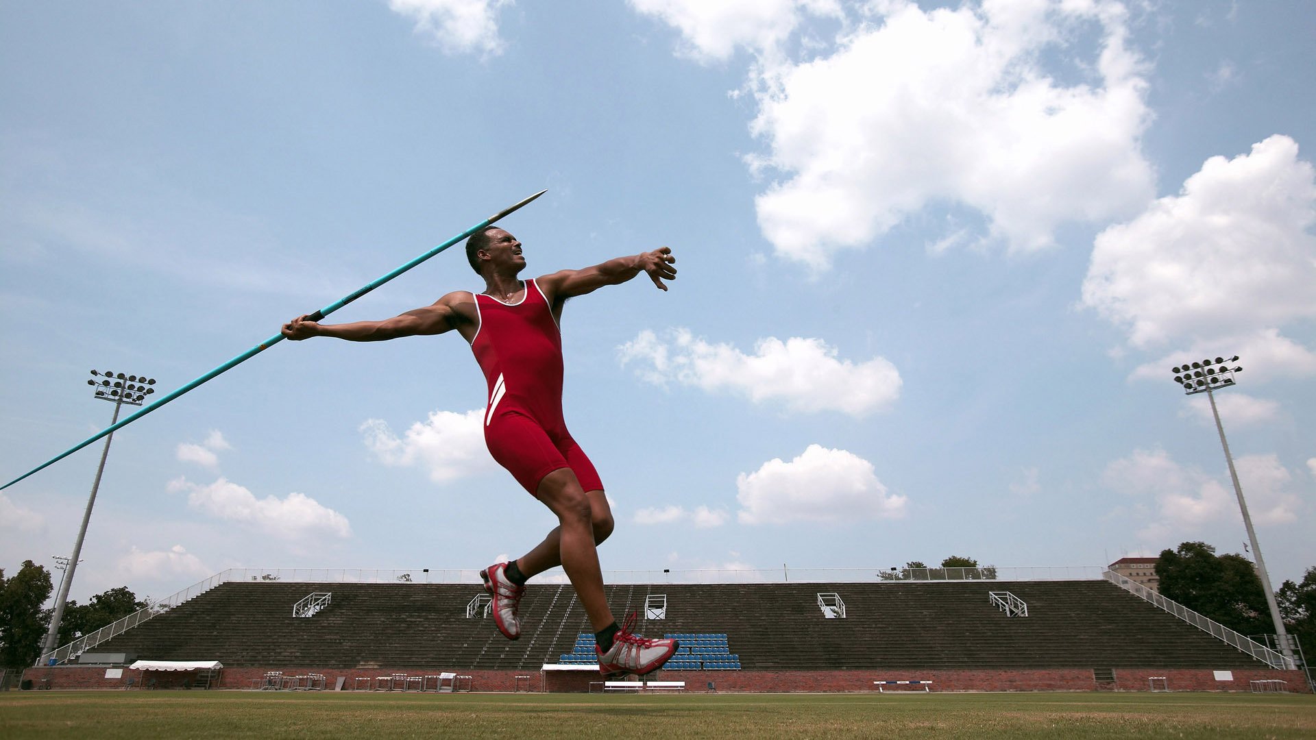 _天幕下的夜色赛：夜晚灯火辉映中的网球盛典_，内心恐惧缺乏安全感